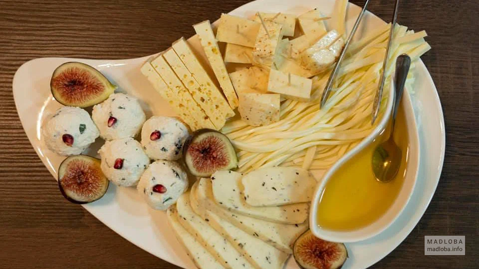Подача сырной закуски