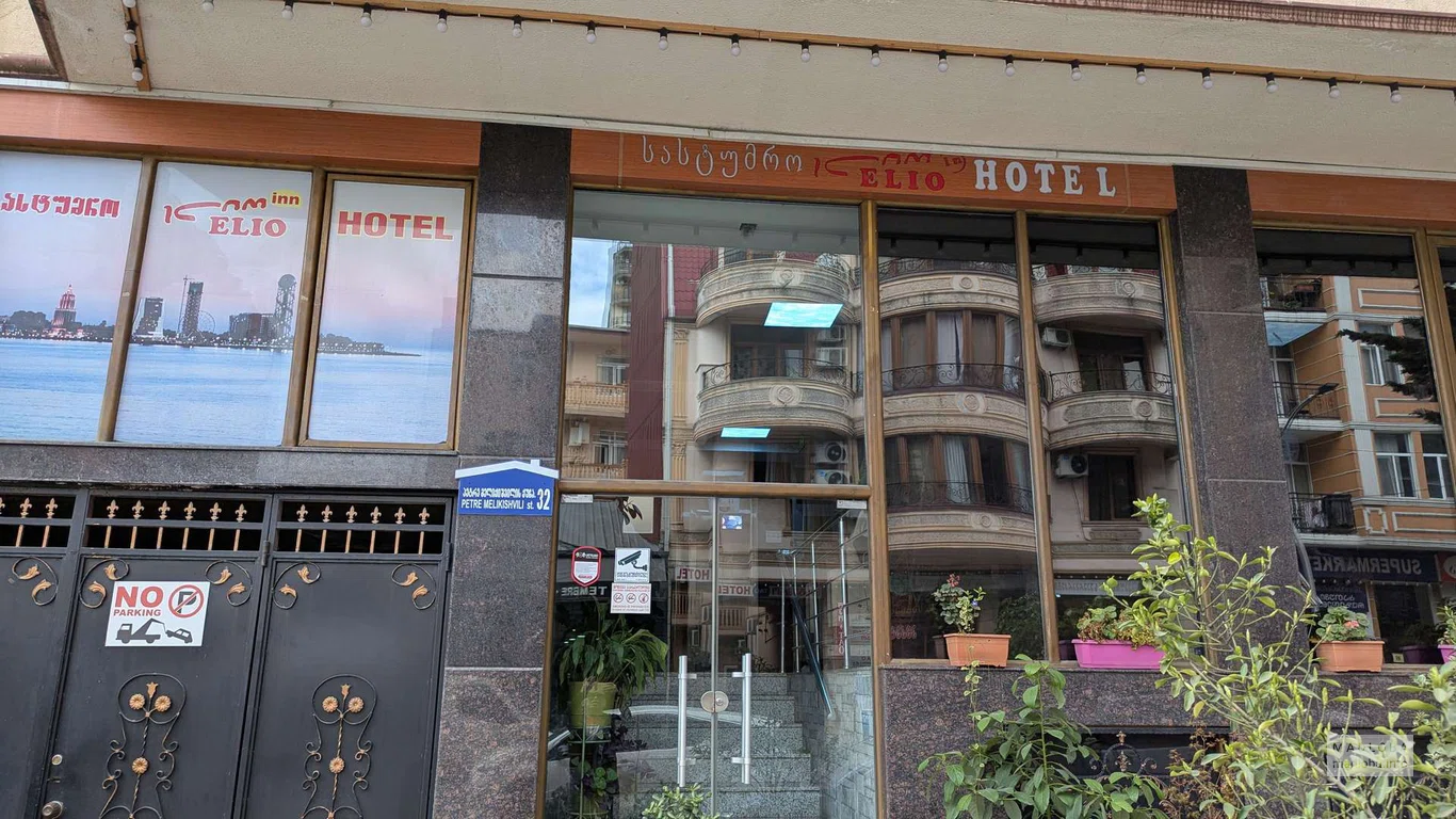 Вход в отель Elio Inn в Батуми