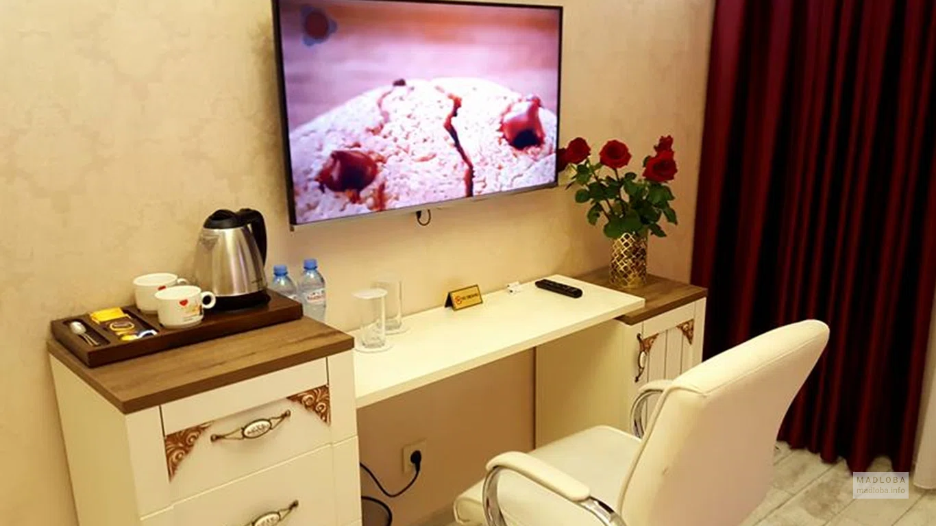 Стол для работы в отеле «English Home Hotel Tbilisi»