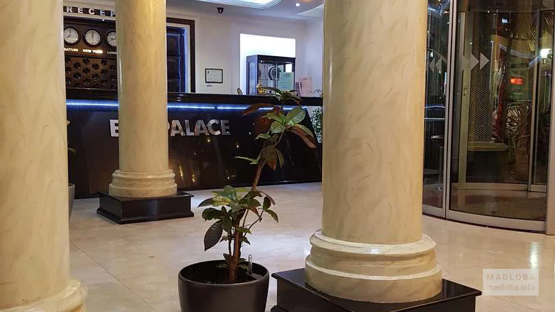 Интерьер холла в отеле "Era Palace"