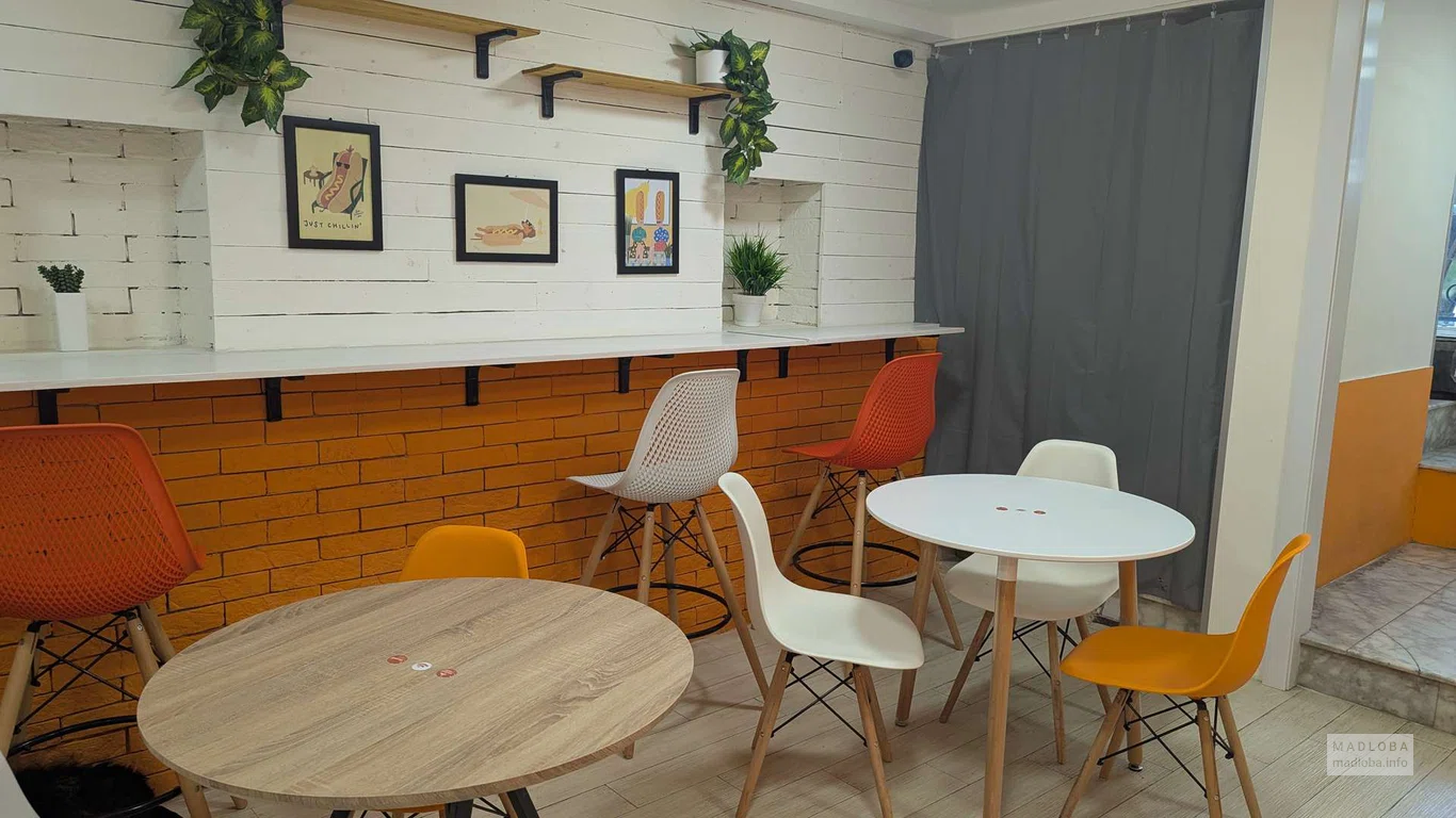 Столики в кафе Etys