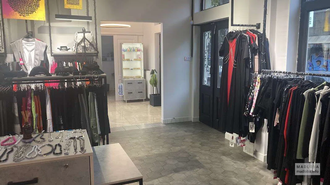 FB42 Concept Store в Тбилиси - уникальный стритвир, арт-коллекции и фотостудия
