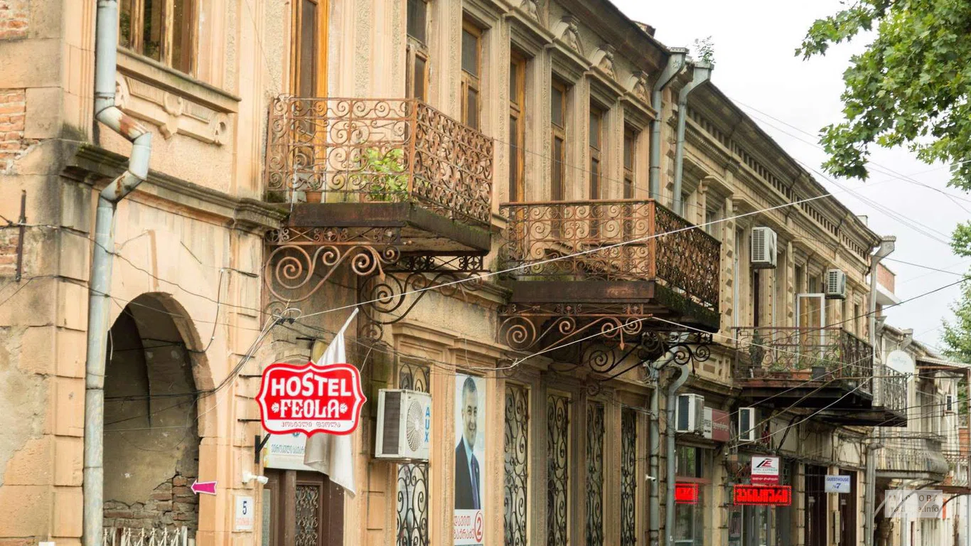 Здание хостела FEOLA