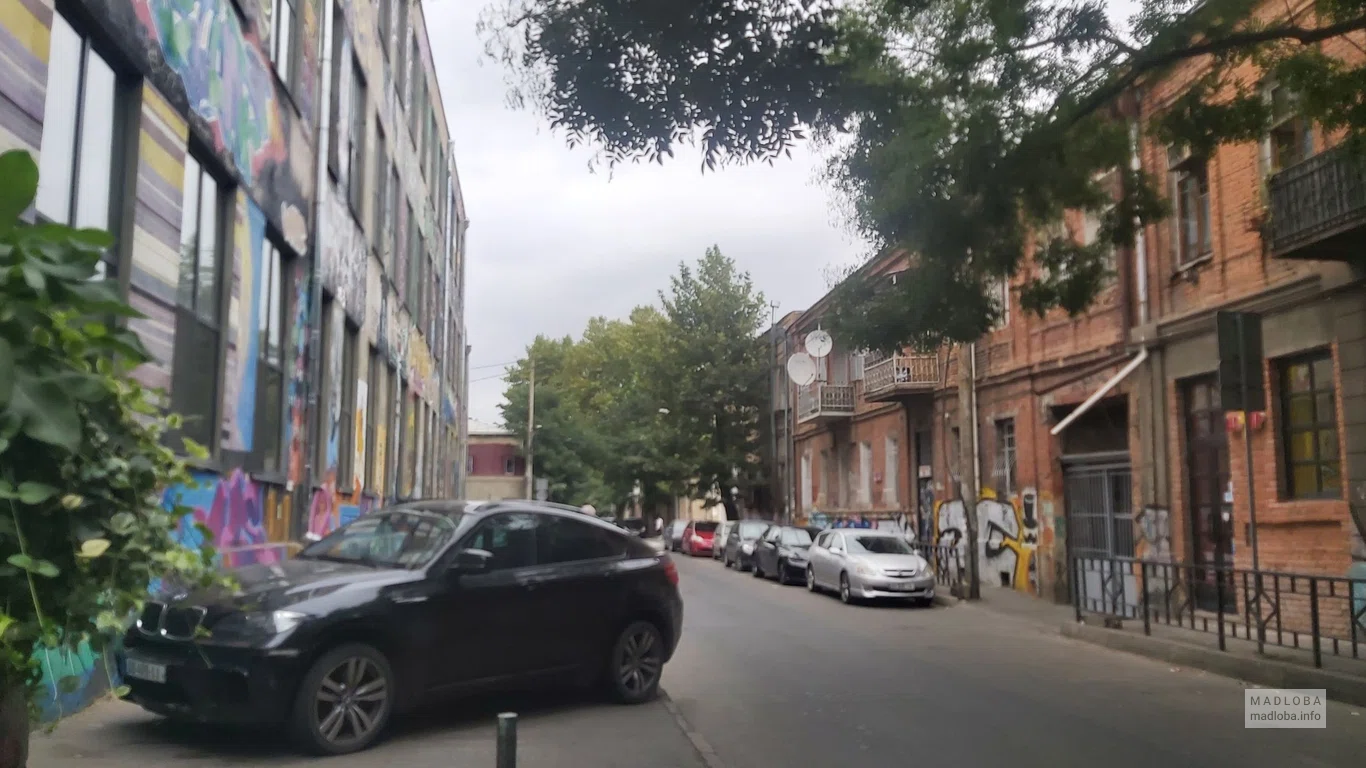 ⚡ Атмосферно, но с нюансами: обзор хостела Fabrika в Тбилиси