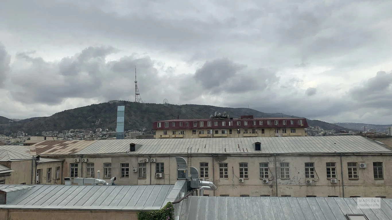 ⚡ Атмосферно, но с нюансами: обзор хостела Fabrika в Тбилиси