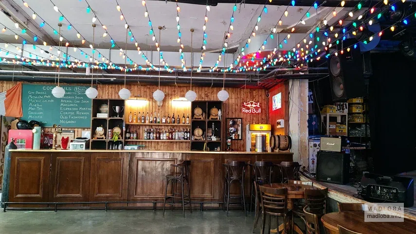 Барная стойка в кафе Fabrika в Грузии