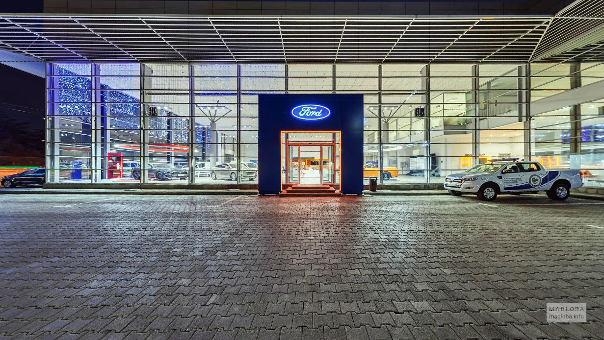 Вход в автосалон Ford в Тбилиси