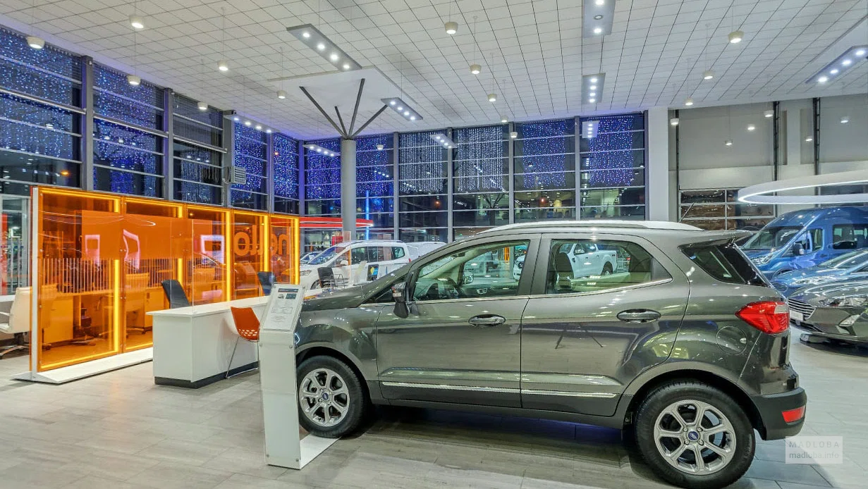 Автомобиль в автосалоне Ford