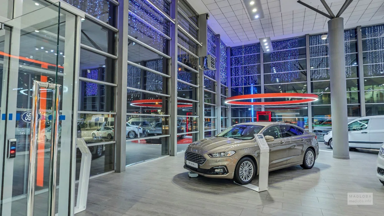 Седан в автосалоне Ford