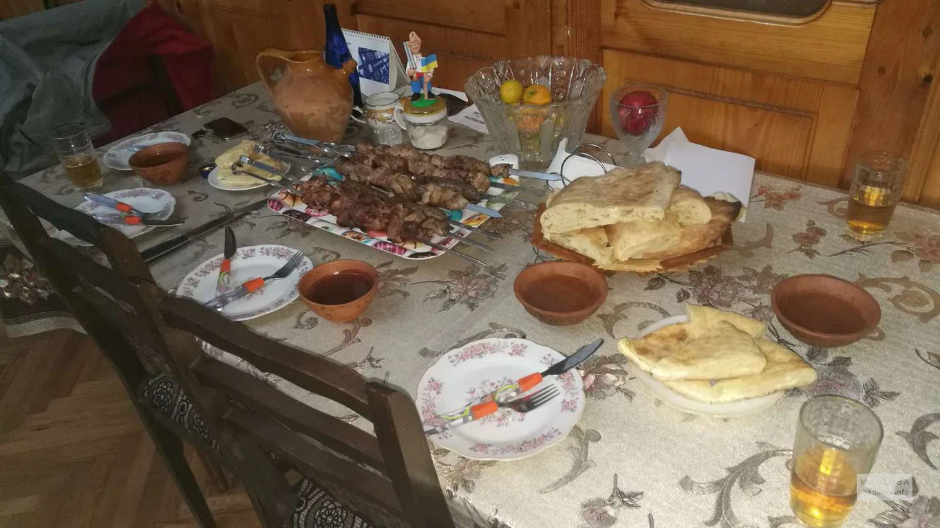 Шашлык на ужин в хостеле Форест