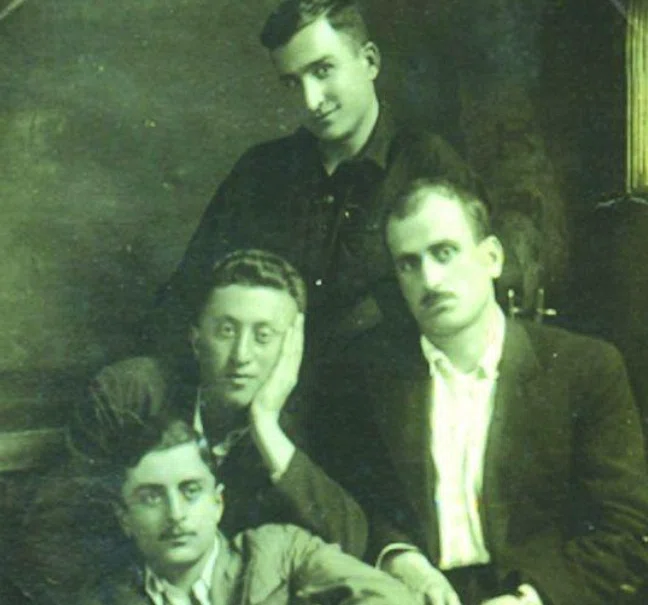 Фото заговорщиков в музее.png