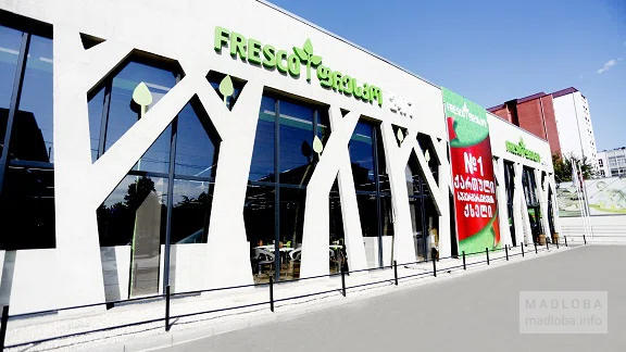 Главный вход магазина Fresco