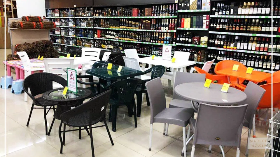 Столики для посетителей в магазине Fresco