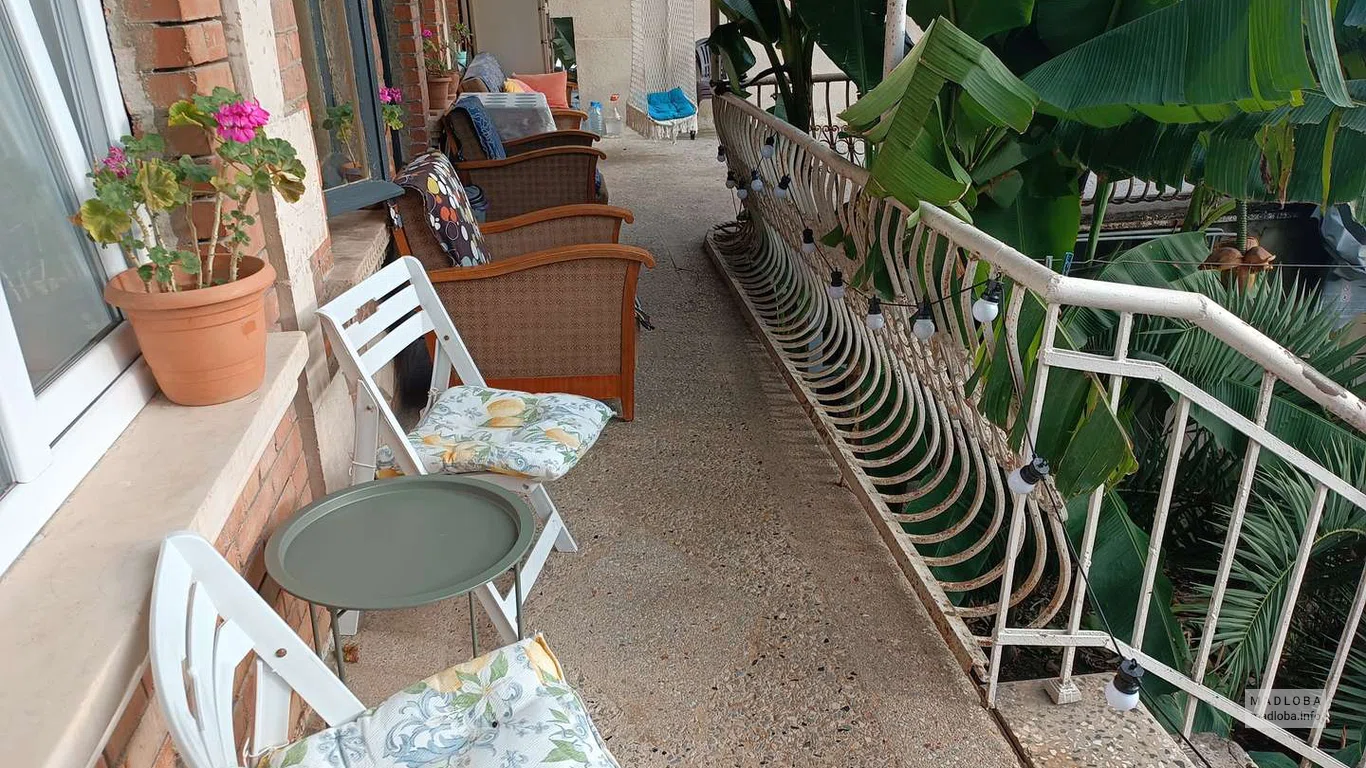 Зона отдыха на веранде хостела Friendly Guesthouse