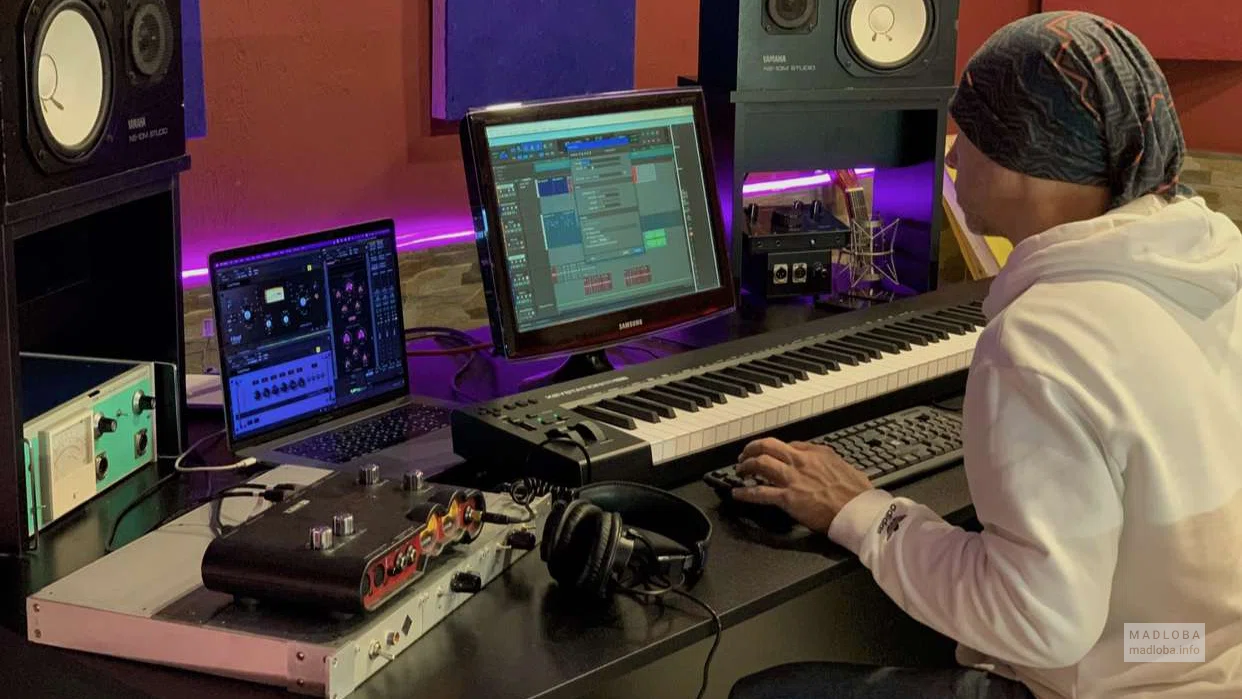 Звукорежиссер за работой в GM music studio