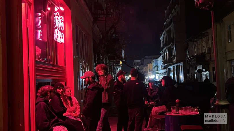 Атмосфера у входа в GO BAR