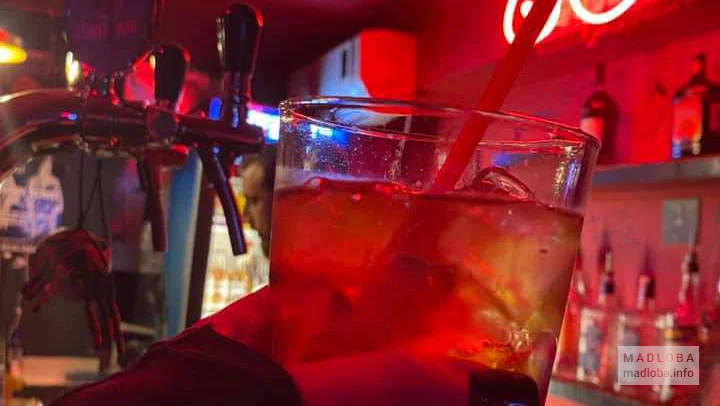 Подача напитка в GO BAR