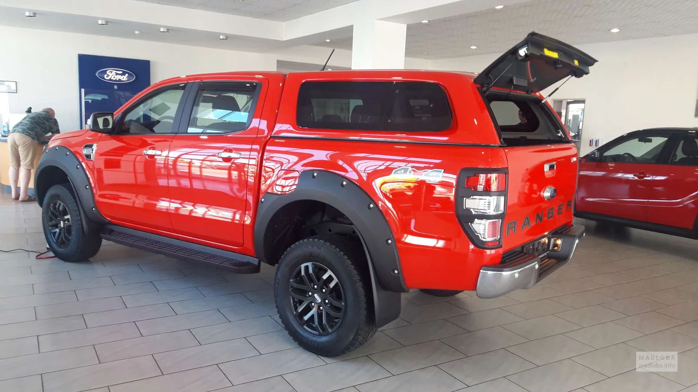 Машина в автосалоне GT Motors Ltd. Ford & Suzuki Showroom