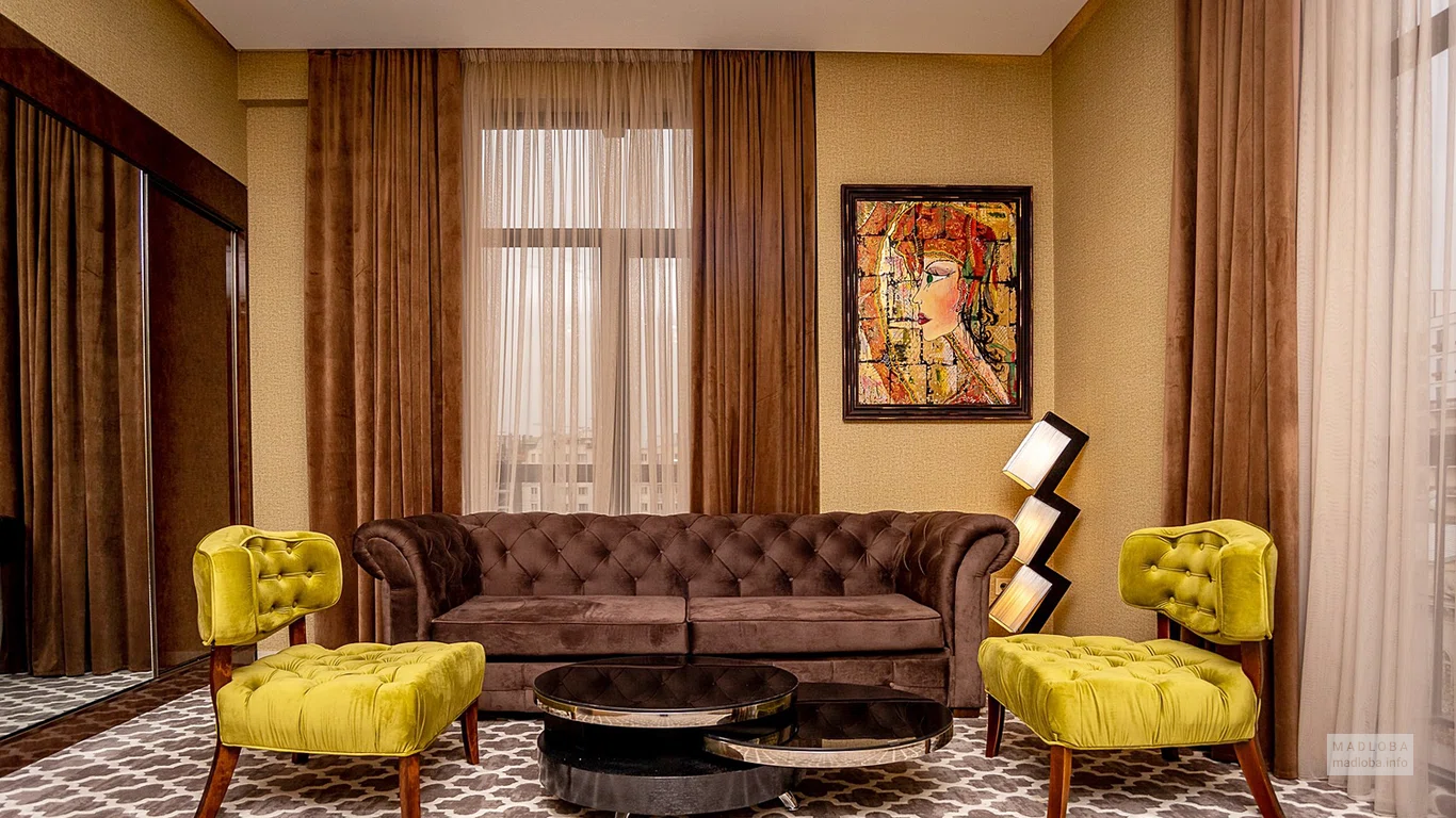 Интерьер гостиной в номере Gallery Art Hotel