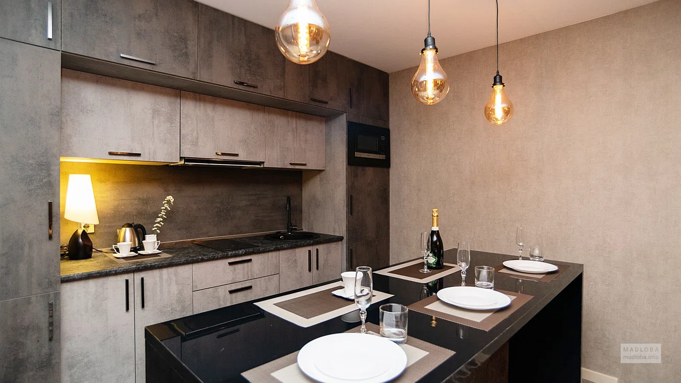 Кухня в номере Gallery Art Hotel