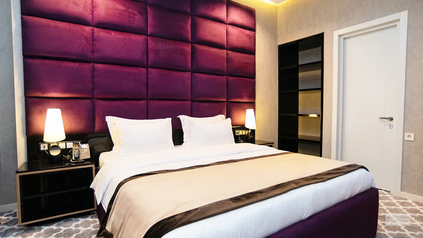 Двуспальная кровать в номере Gallery Art Hotel