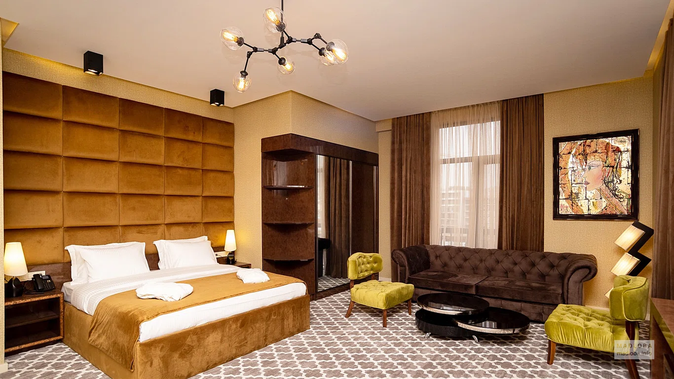 Кровать в номере Gallery Art Hotel