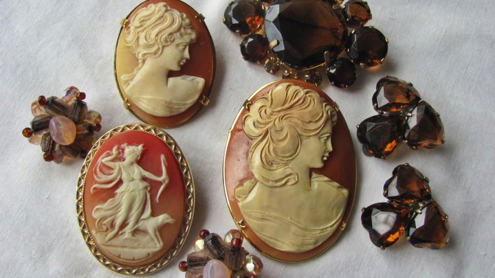Gallery Cameo