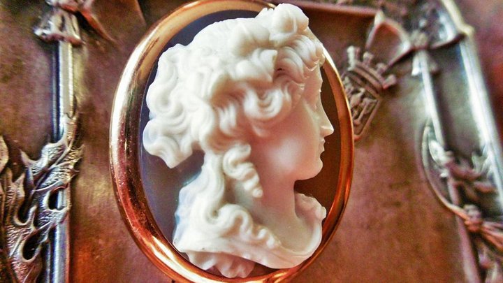 Gallery Cameo