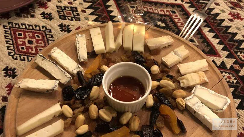 Подача закуски к вину