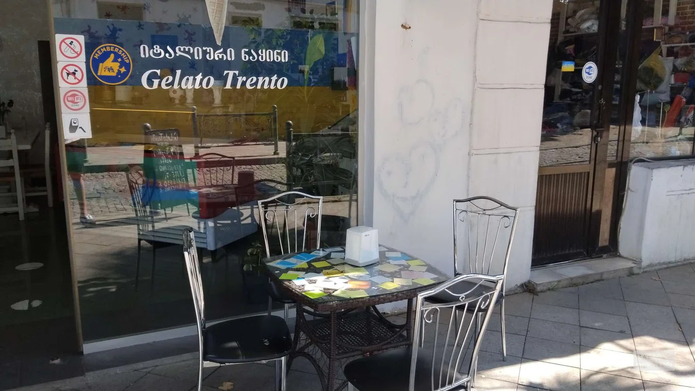 кафе «Gelato Trento» столике на улицы у входа