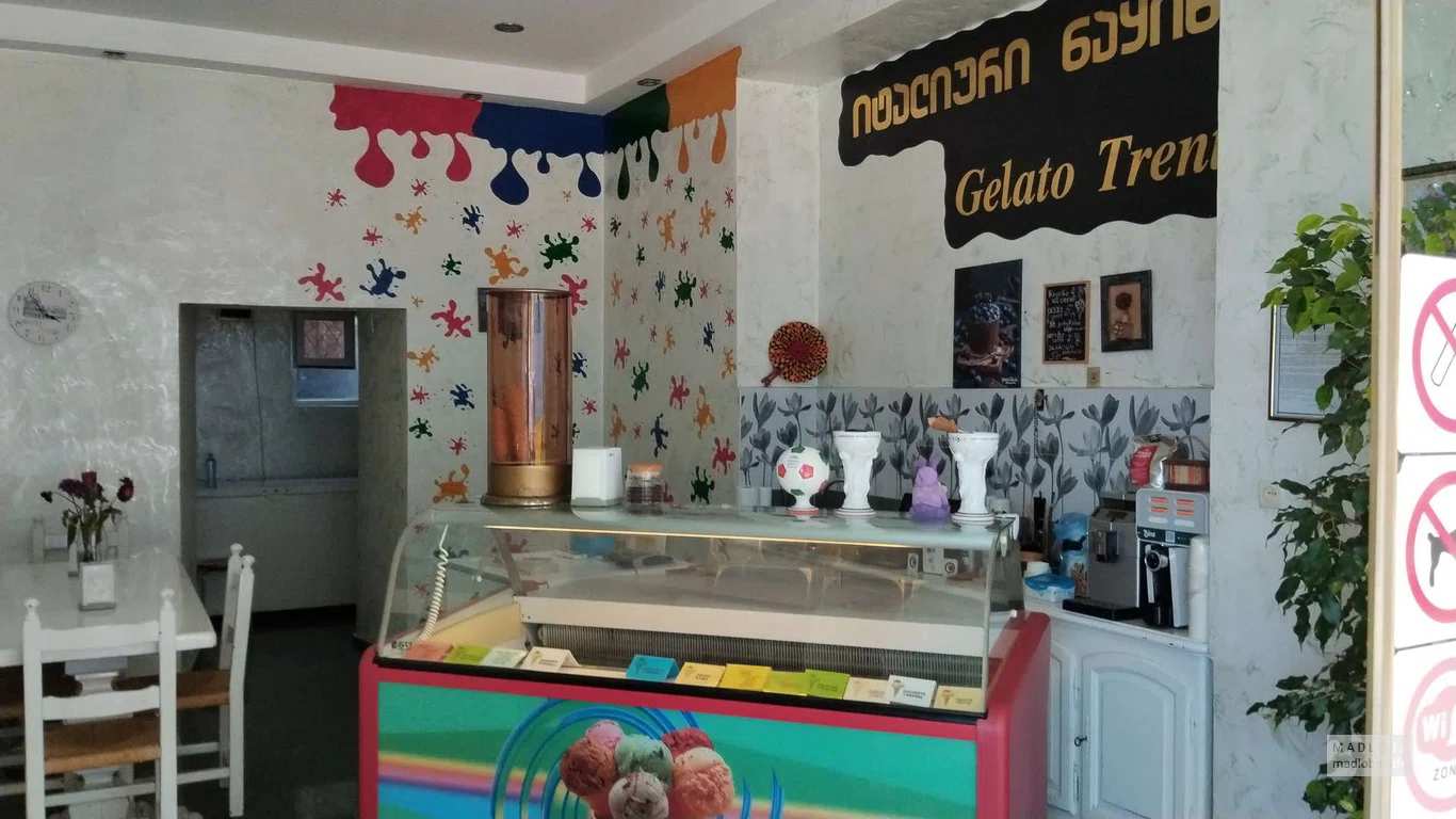 кафе «Gelato Trento» холодильник с мороженым