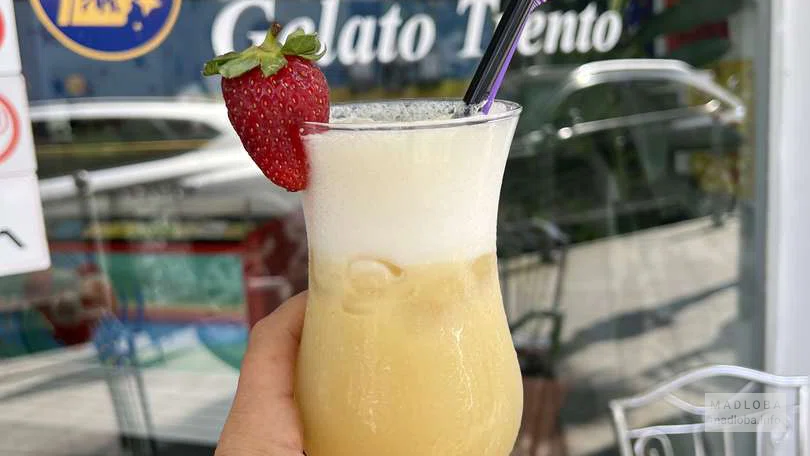 кафе «Gelato Trento» коктейль с трубочкой и клубникой в виде декора