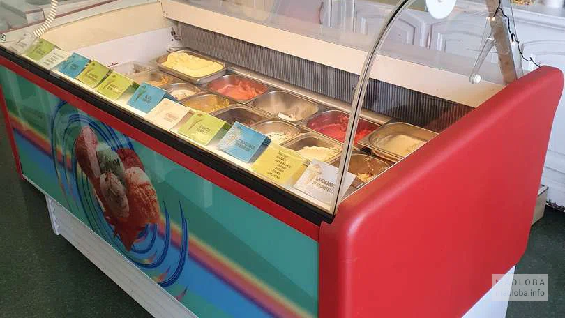 кафе «Gelato Trento» холодильник с контейнерами внутри которых разные виды мороженого