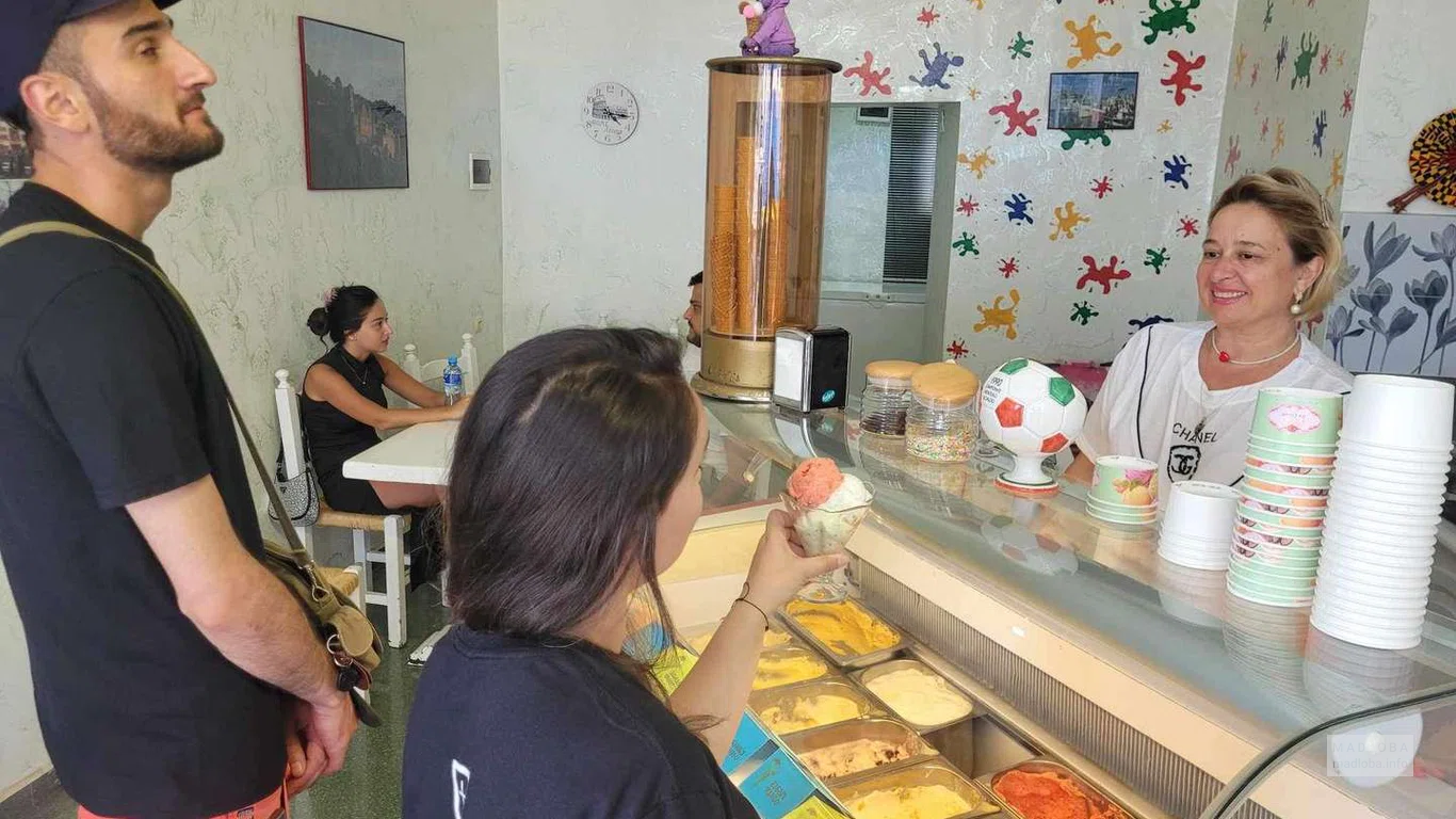 кафе «Gelato Trento» девочка с папой выбирают мороженое