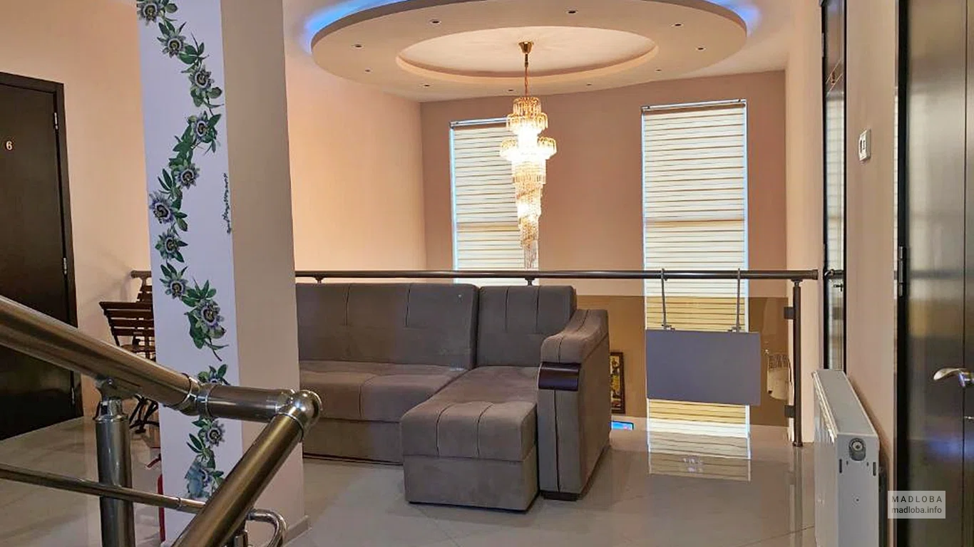 Диван в холле Georgia Hotel Villa