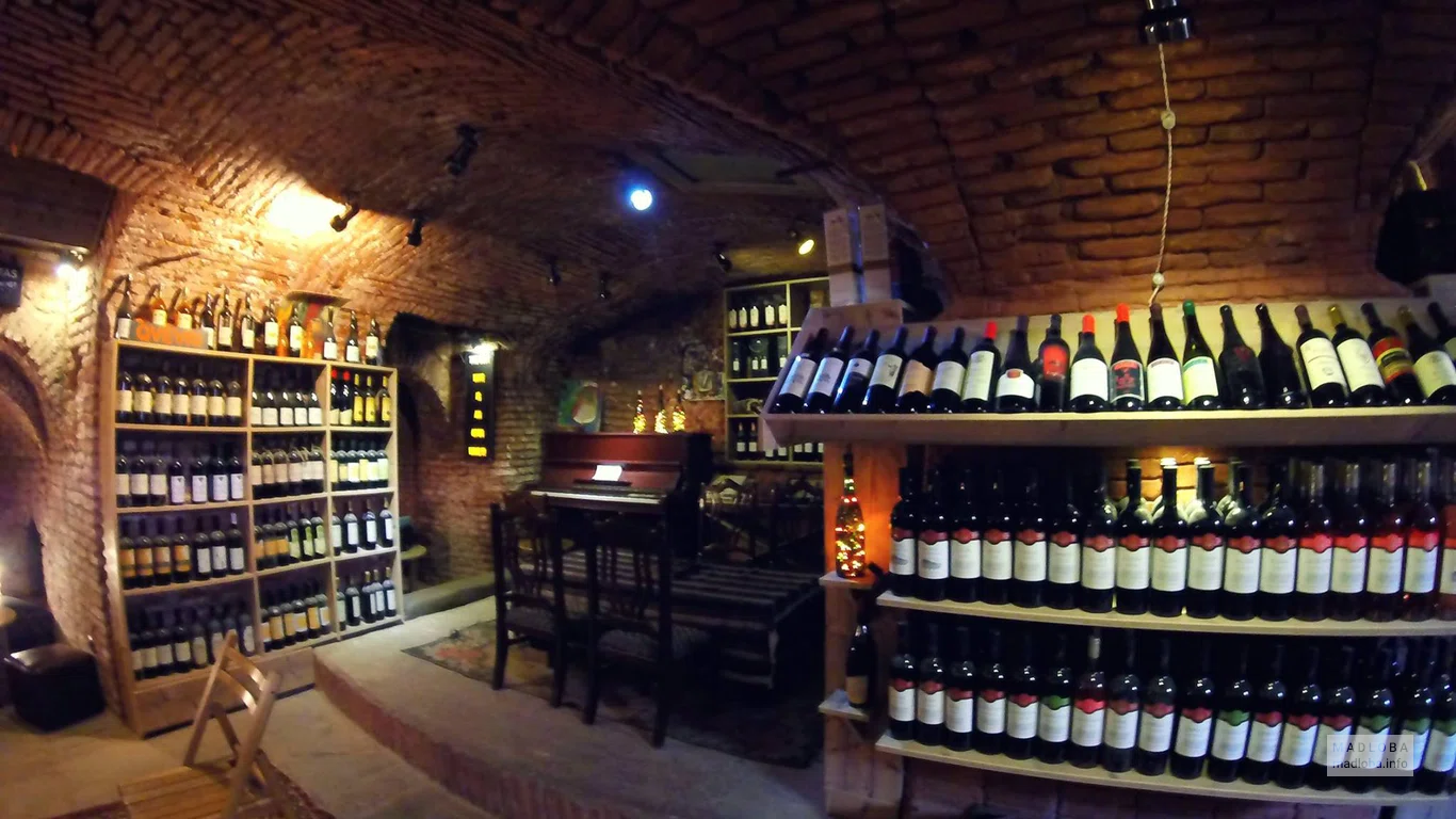 Полки с вином в Georgian Craft Wine Delivery