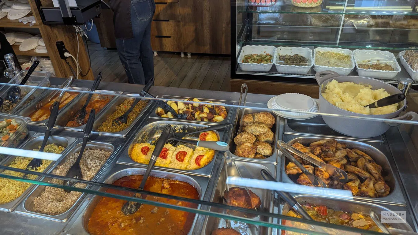 Вкусная еда в кафе Georgian buffet