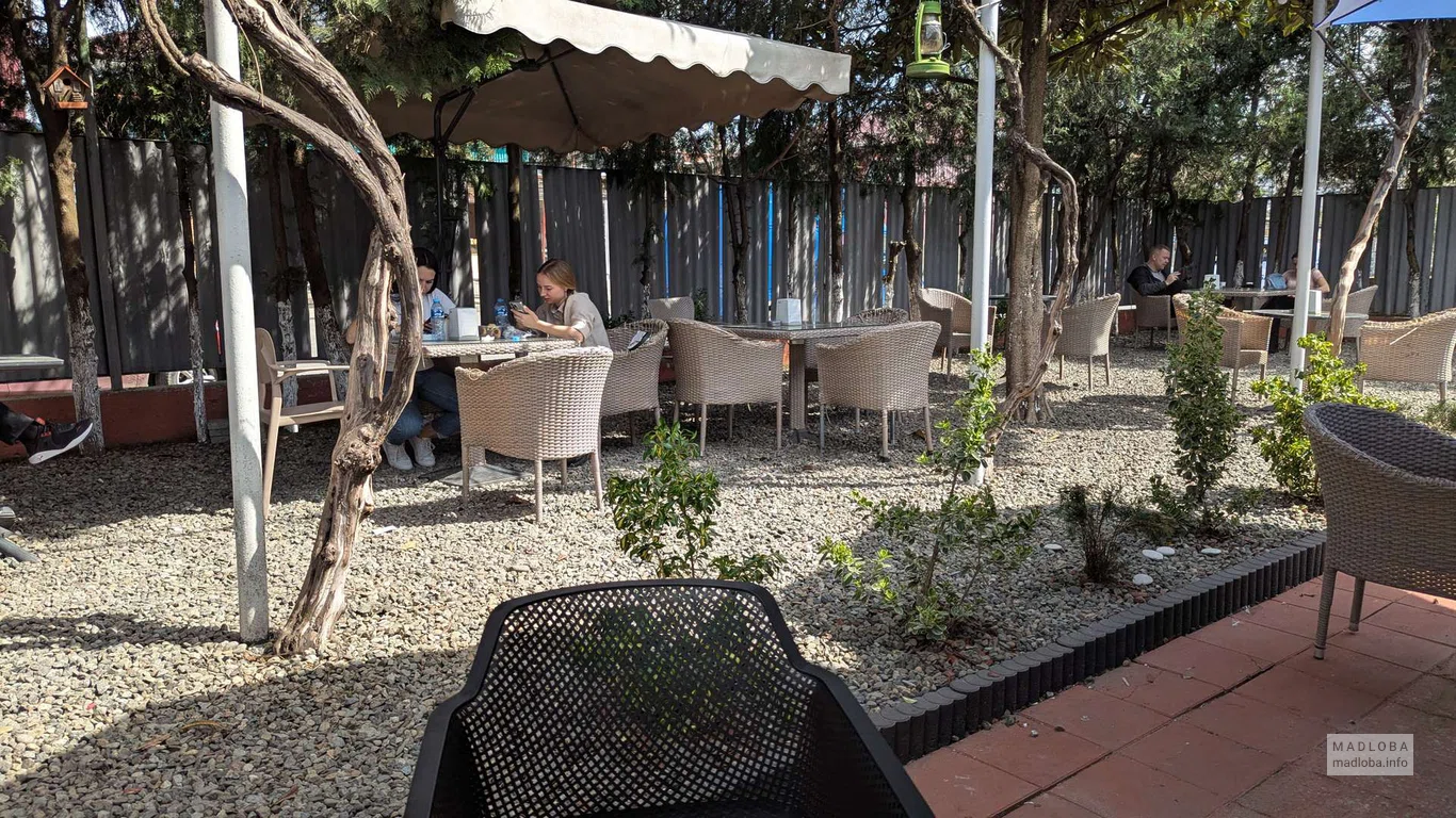 Уличные столики в Georgian buffet