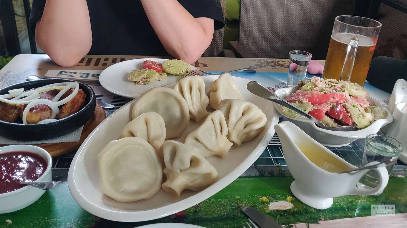 Подача хинкали в кафе Georgian cuisine