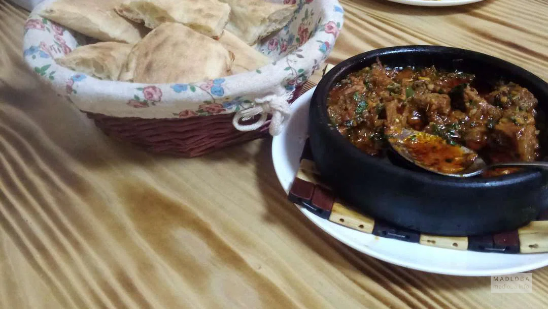 Национальное блюдо в кафе Georgian cuisine