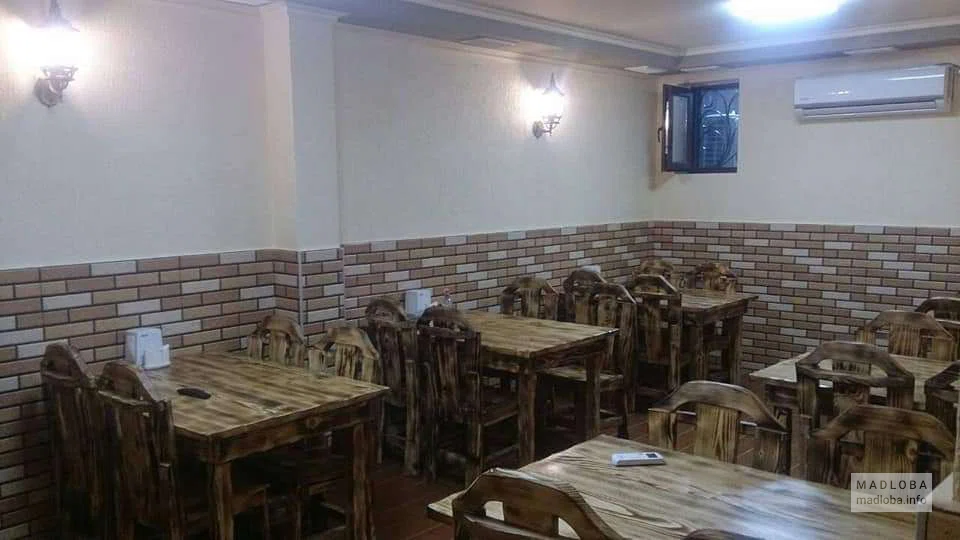 Столики в зале кафе Georgian cuisine