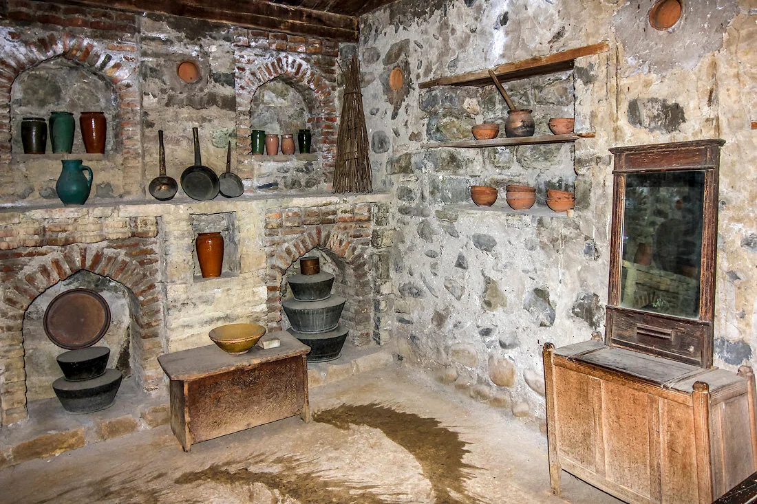 Дом изнутри в Giorgi Chitaia Open Air Museum of Ethnography