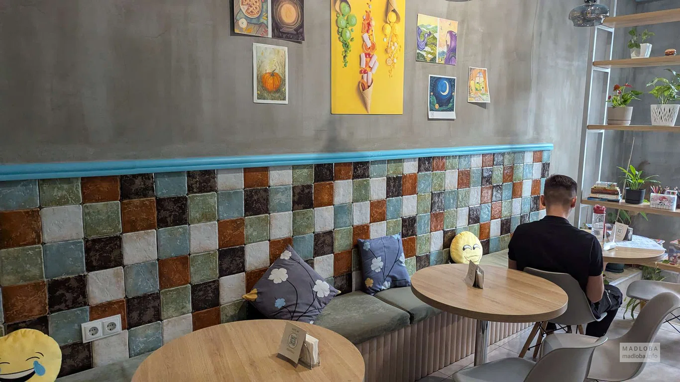 Столики в кафе Go Vegan Cafe