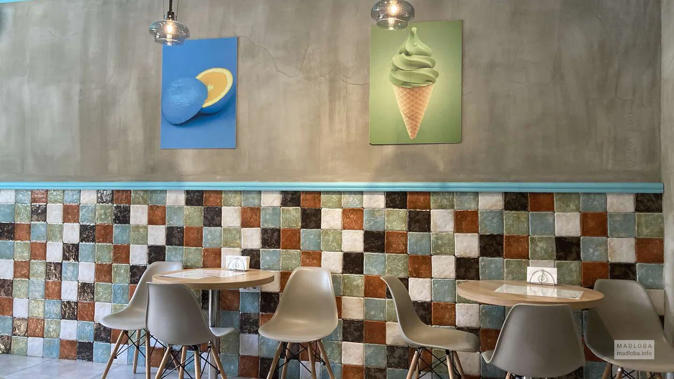 Столики в зале Go Vegan Cafe