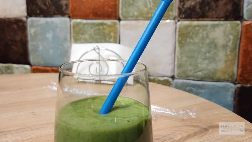 Коктейль в кафе Go Vegan Cafe