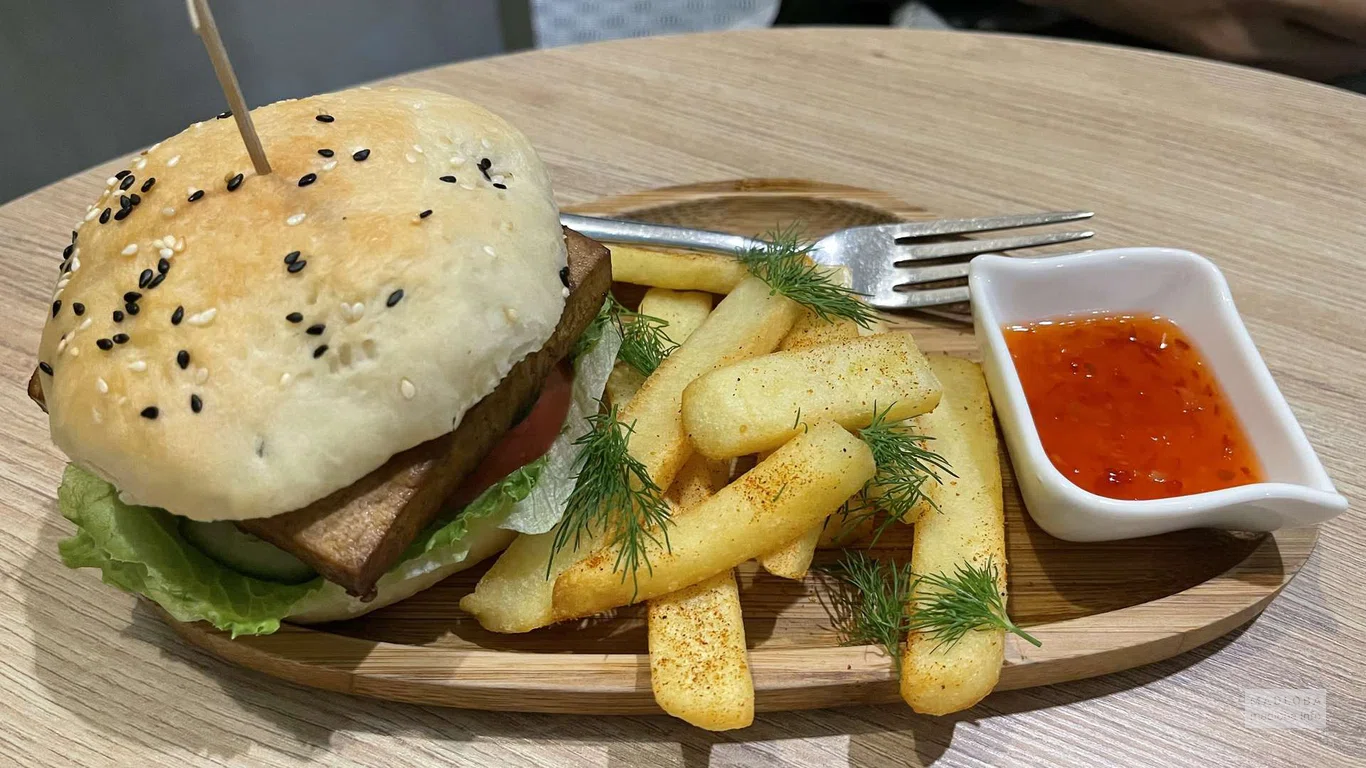 Бургер  без мяса с картофелем фри