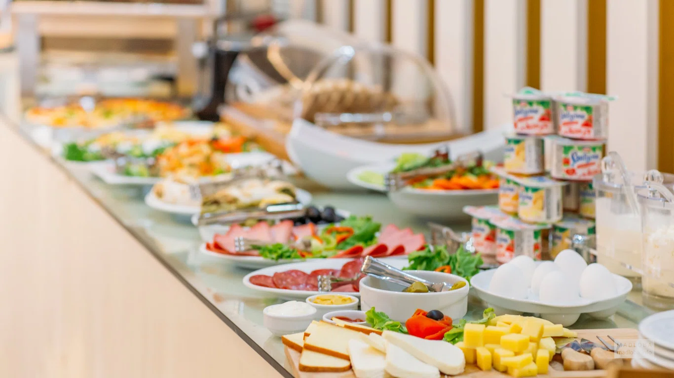 Шведский стол в Gold Tbilisi Hotel