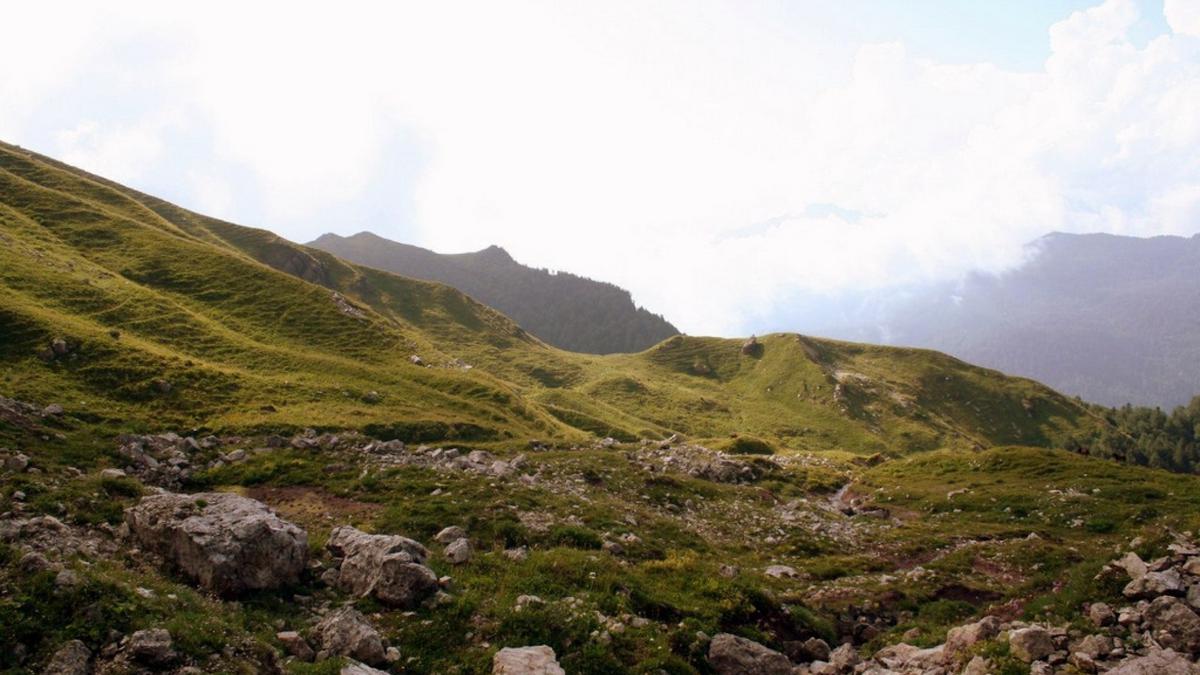 Камни на плато асхи вблизи Гори