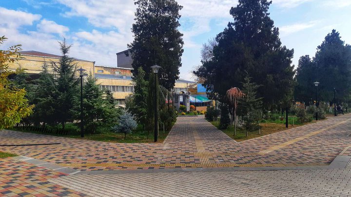 პარკი დრამატული თეატრის მოპირდაპირედ