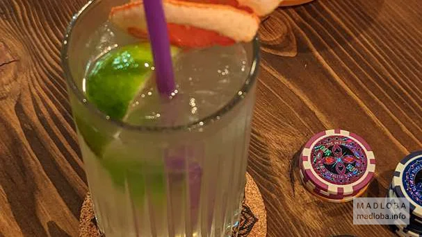Подача коктейля в Gosty Bar Batumi